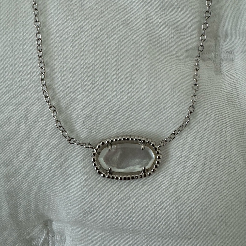 Elegant Silver Necklace with Clear Gemstone